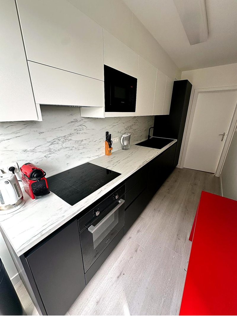 Ausgestattete Küche des Apartments mit Geschirrspüler