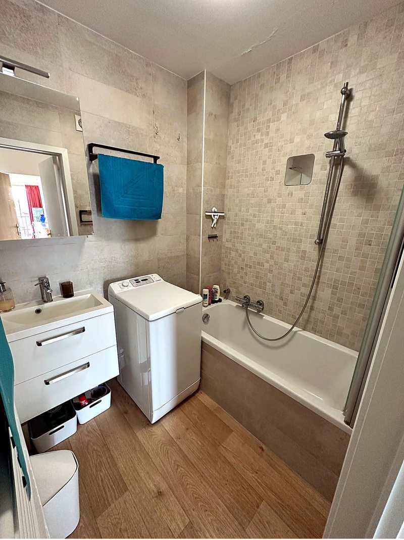 Badezimmer des Apartments mit Badewanne und Dusche