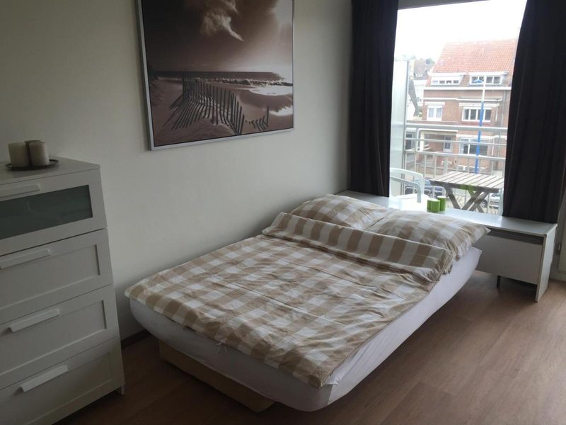 Schlafbereich des Studios mit Doppelbett am Fenster