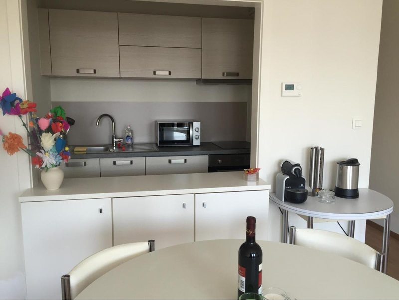 Ausgestattete Küche des Studios: Induktionskochfeld, Mikrowelle und Nespresso-Maschine