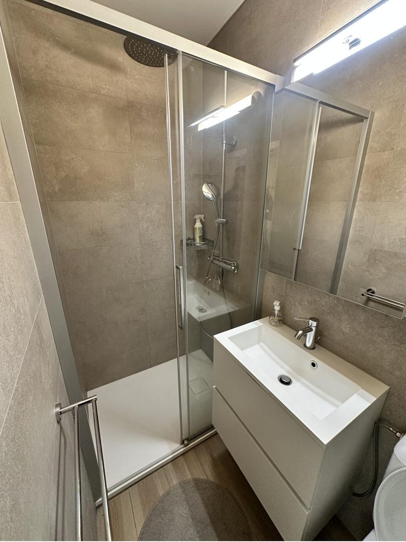 Badezimmer des Studios mit ebenerdiger Dusche